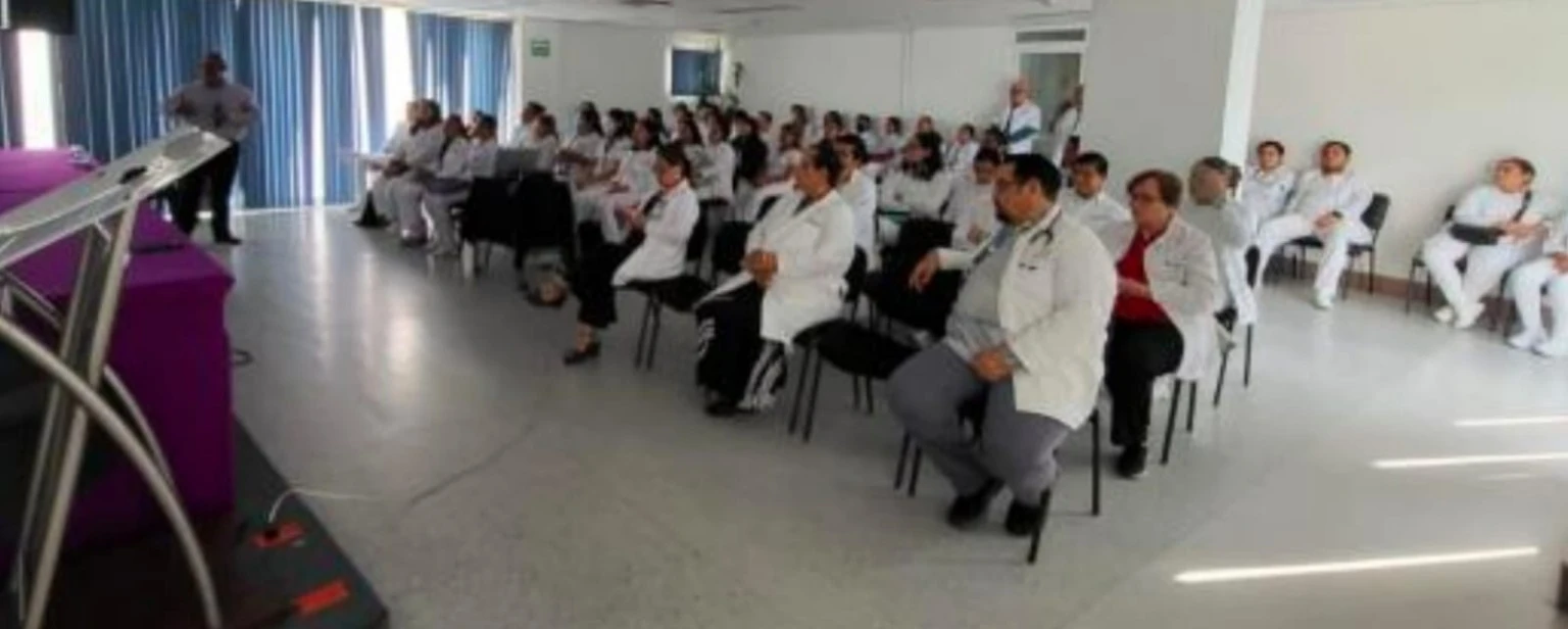 Profesionales de la salud reunidos en una sesión de educación médica.
